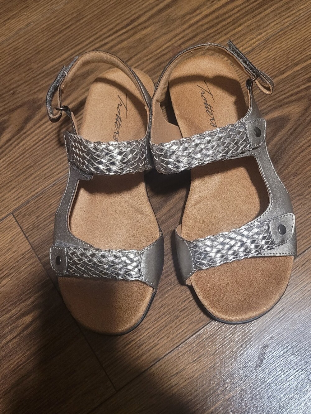 NWT TROTTERS TERESA SANDALS